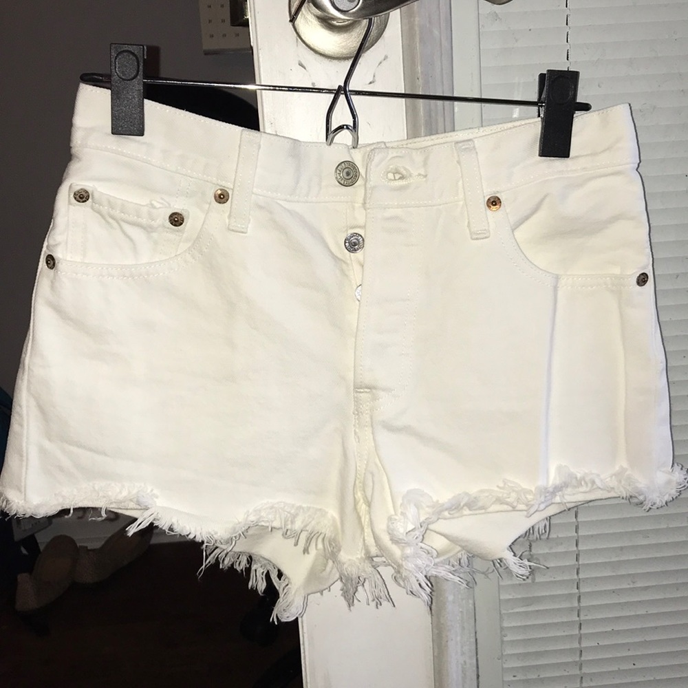 High waisted white levi shorts